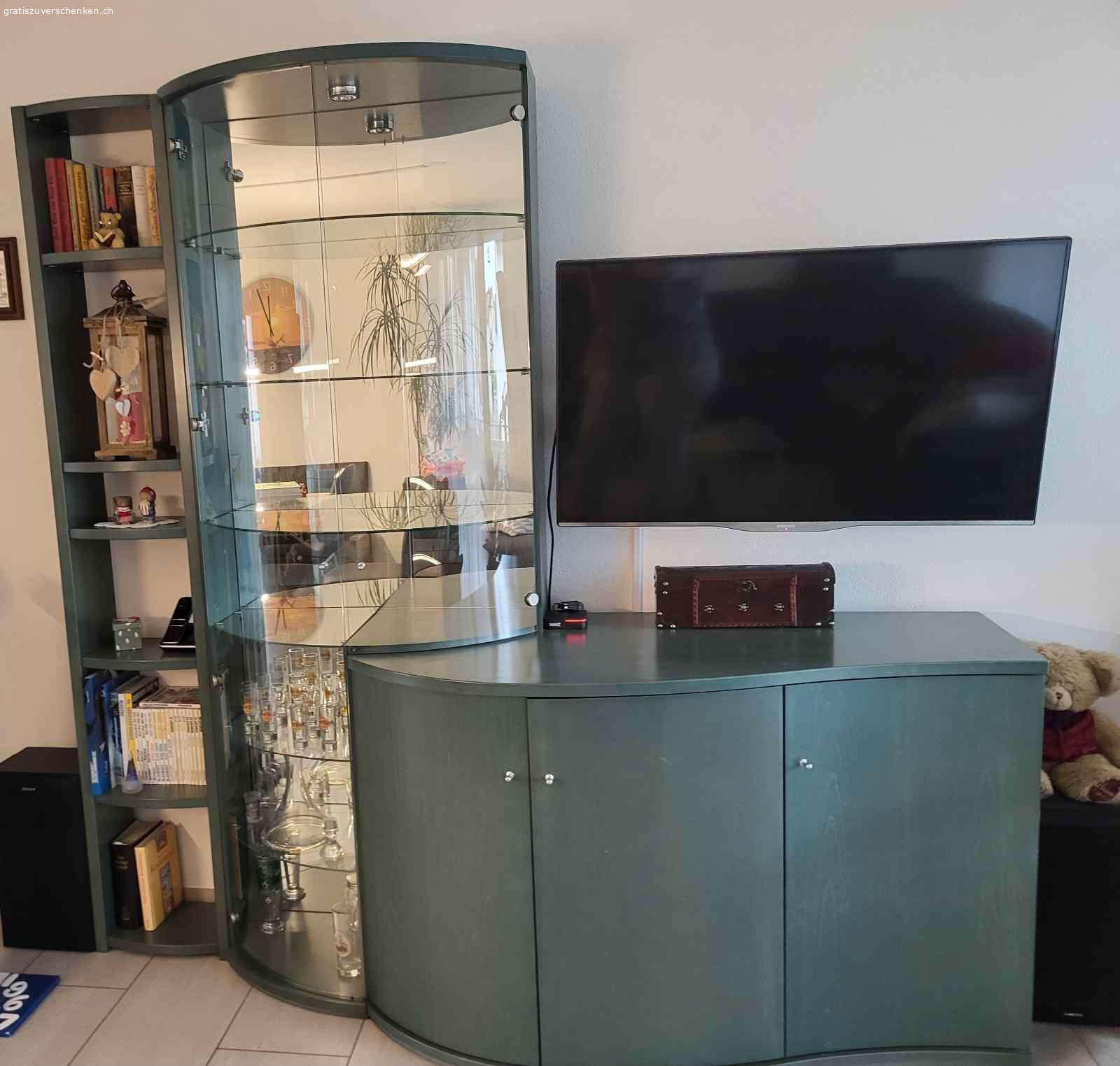 Wohnwand. Wohnwand (Svenja, Möbel Egger)
mit viel Stauraum und Vitrine

B212cm x T68cm x H206cm

B80cm x T44cm x H 115cm