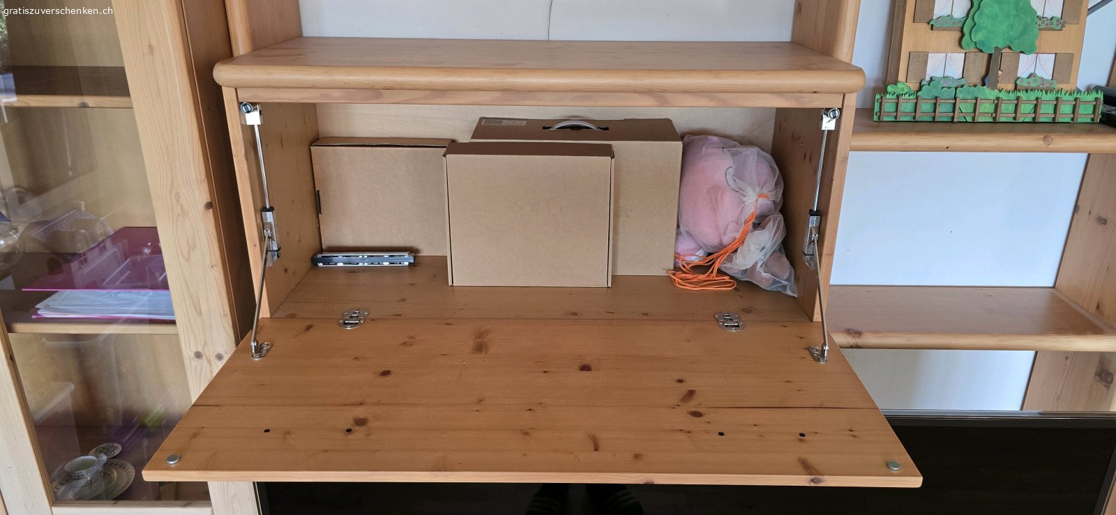 Wohnwand. Wohnwand gebraucht, 3240x2250x620mm, massivholz Tanne/Fichte, lackiert zu verschenken. Muss bis 23.10.2026 abgeholt Werden. Abzugeben ohne Inhalt. Anschauen und bei gefallen mitnehmen.