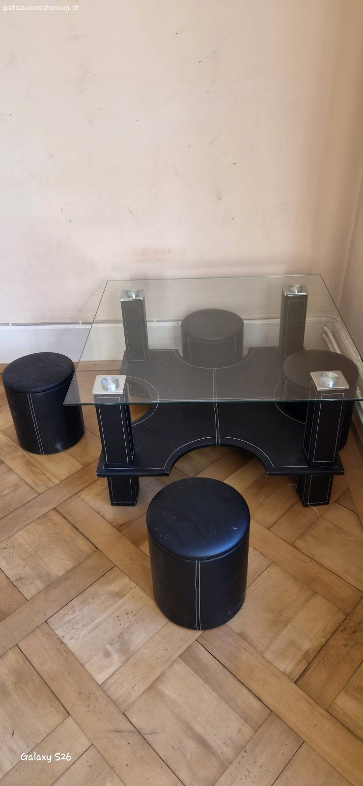Wohnzimmer Tisch mit 4 Hocker. Wohnzimmer Tisch mit Glasplatte und 4 Hocker, schwarzes Kunstleder
verfügbar in Suhr bis spätestens 30.10., dann wird er entsorgt.
Bitte Termin vereinbaren, da ich schon gezügelt bin.