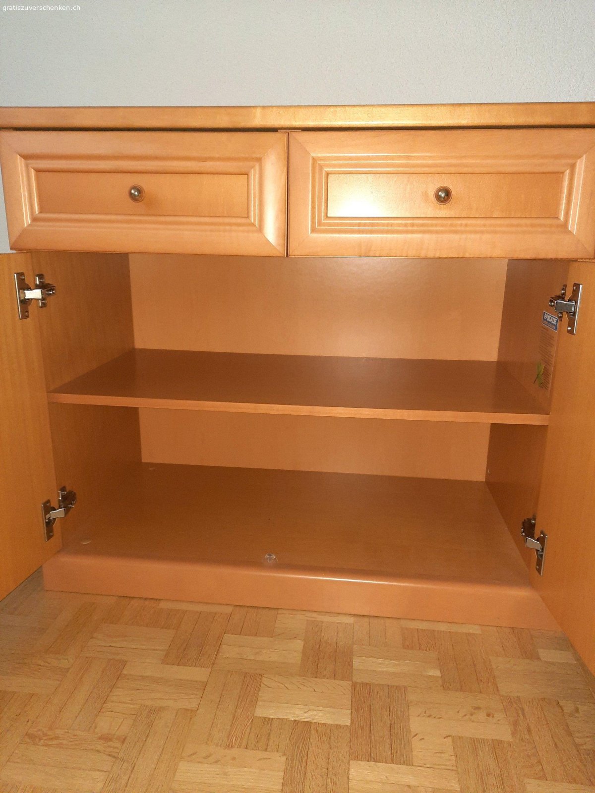Wohnzimmerkommode. 3 Schubladen und 3 Türen.
Länge 1,22 m
Tiefe 40 cm
Höhe 74 cm
Schubladengrösse 33 x 31 cm
Möbel muss in 4143 Dornach abgeholt werden. Wegen Hausräumung.