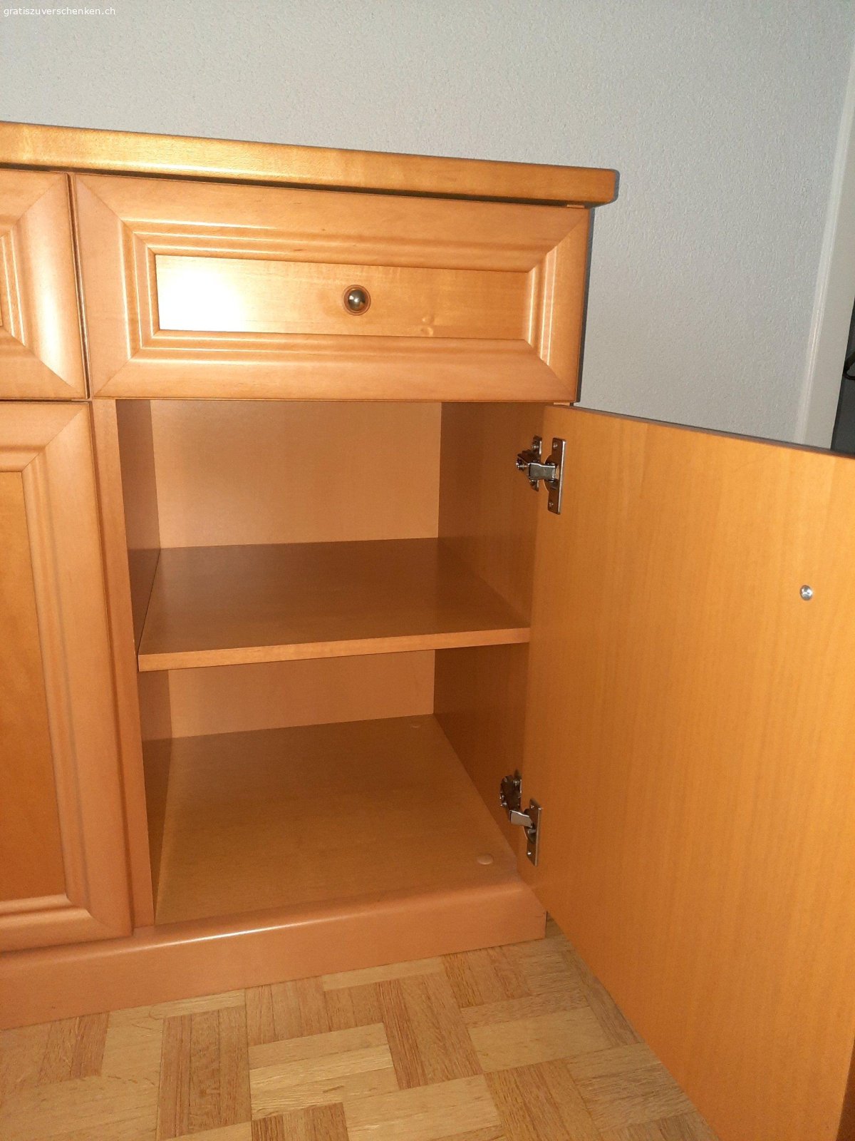 Wohnzimmerkommode. 3 Schubladen und 3 Türen.
Länge 1,22 m
Tiefe 40 cm
Höhe 74 cm
Schubladengrösse 33 x 31 cm
Möbel muss in 4143 Dornach abgeholt werden. Wegen Hausräumung.