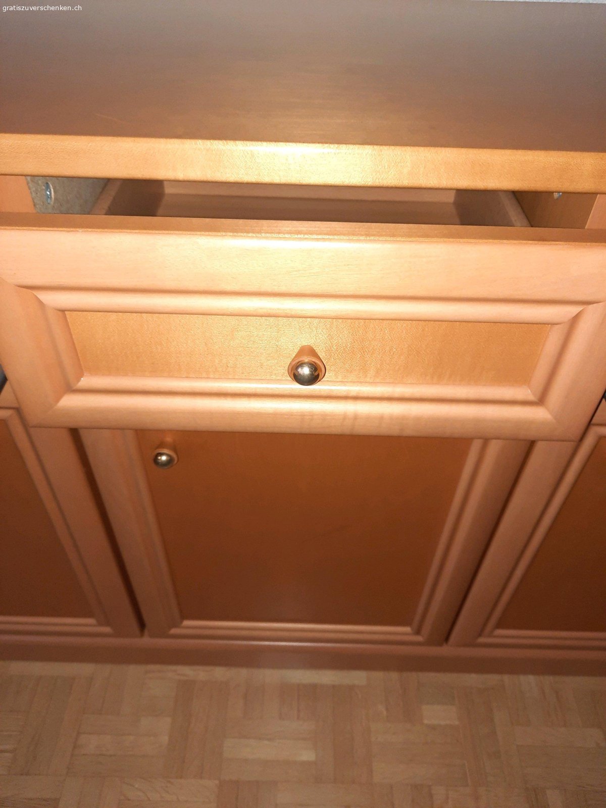 Wohnzimmerkommode. 3 Schubladen und 3 Türen.
Länge 1,22 m
Tiefe 40 cm
Höhe 74 cm
Schubladengrösse 33 x 31 cm
Möbel muss in 4143 Dornach abgeholt werden. Wegen Hausräumung.