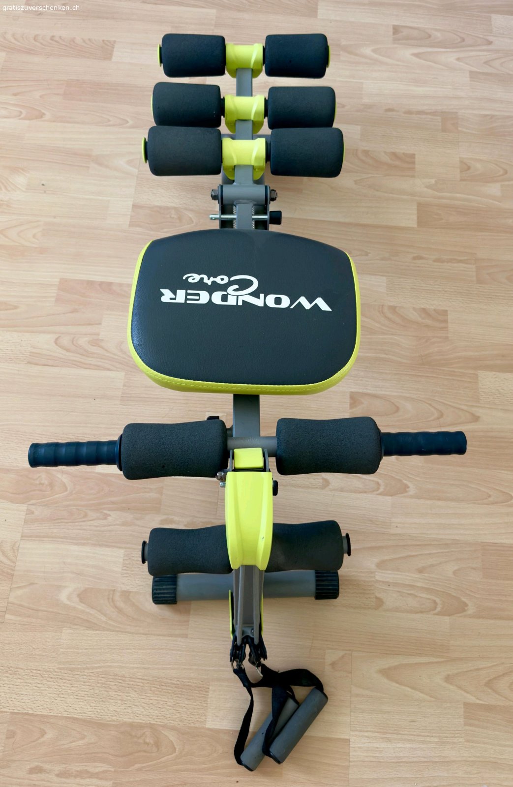 Wonder Core Trainingsgerät zu versch. Verschenke ein gut erhaltenes Wonder Core-Trainingsgerät zur Selbstabholung.

Ideal für das Training von Bauch, Rücken, Armen, Schultern und Beinen. Dank der integrierten Ruderfunktion sind auch effektive Übungen für Rücken und Oberkörper möglich. Die Widerstandsfedern unterstützen die Bewegungen und machen das Training für verschiedene Fitnesslevels geeignet.

Zustand: Gebraucht, aber voll funktionsfähig.

Nur an Selbstabholer.

Bei Interesse einfach melden – Abholung nach Vereinbarung.