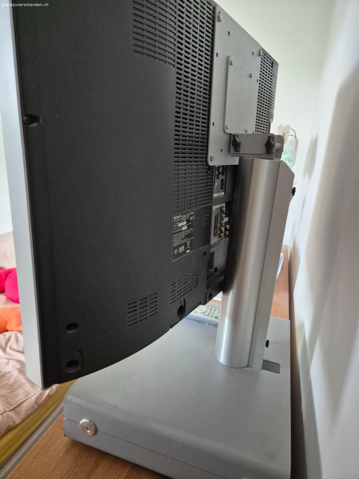 Zu verschenken Sony Bravia Fernseher. Sony Bravia Fernseher mit Ständer

Masse:
H 53cm
B 78.5cm
Höhe mit Ständer 78 cm