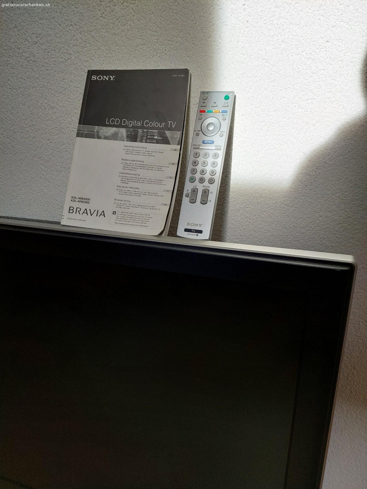 zu verschenken. Fernseher mit Wandhalterung in Top Zustand bereit zum abholen in Albisrieden