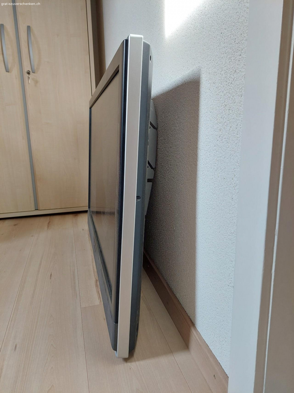 zu verschenken. Fernseher mit Wandhalterung in Top Zustand bereit zum abholen in Albisrieden