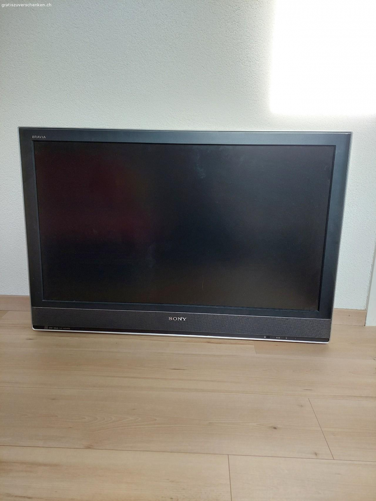 zu verschenken. Fernseher mit Wandhalterung in Top Zustand bereit zum abholen in Albisrieden