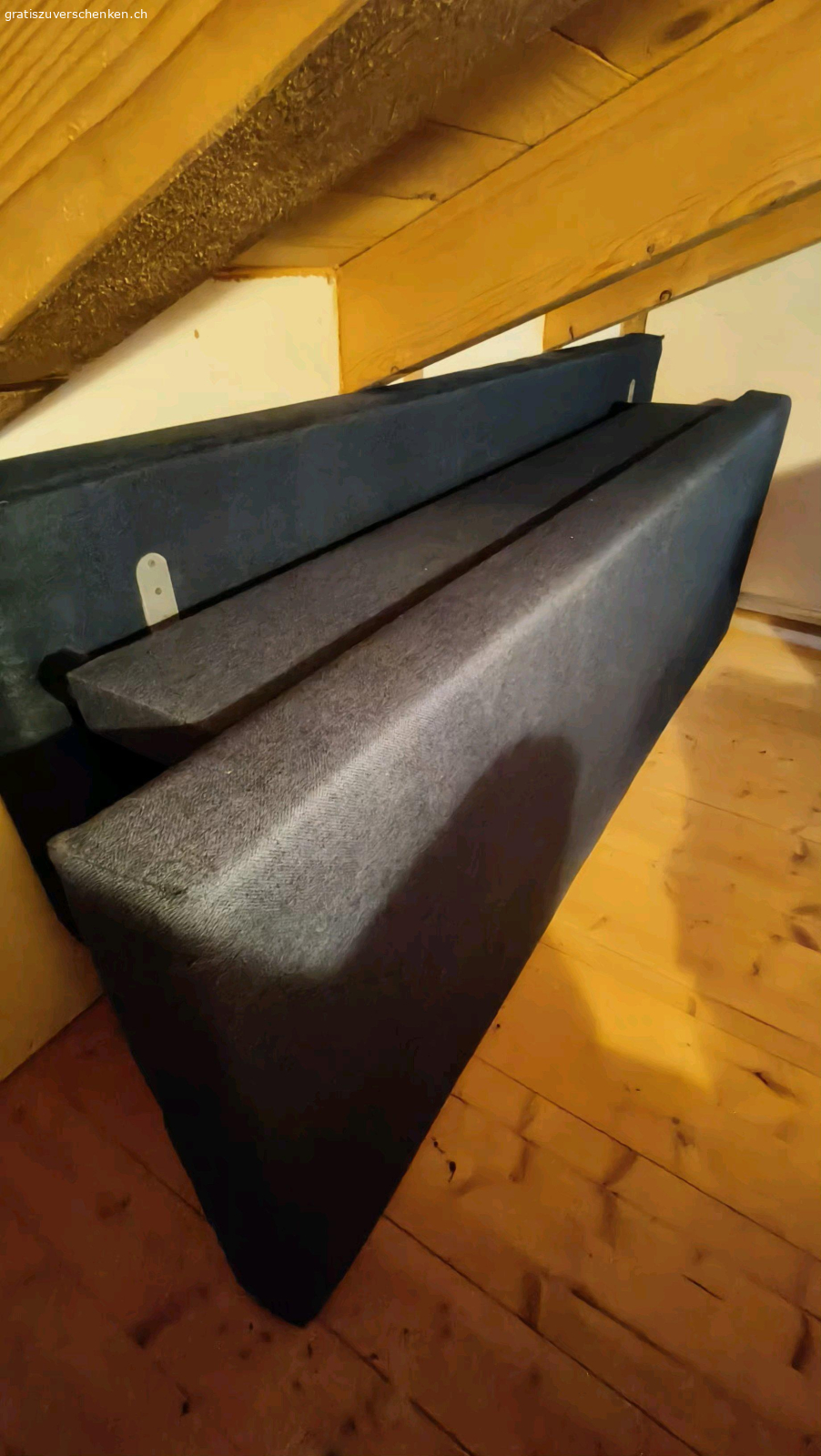 Zu verschenken. Bettsofa L 1.91m Höhe ca. 40cm, 70cm ist in einem guten Zustand, Unterteil kann als Stauraum genutzt werden, Bettdecke, ec ettera. Ein Foto dient nur zur Veranschaulichung vom Sofa wenn es aufgestellt ist.
Muss abgeholt werden.
Ist in einem guten Zustand