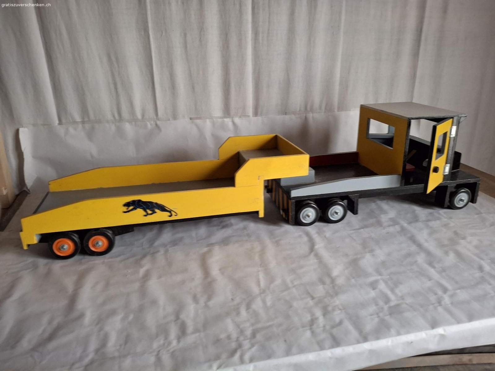 Zu Verschenken. Lkw aus Holz, eigenanfertigung muss abgeholt werden.  Sozialbedürftige werden bevorzugt.