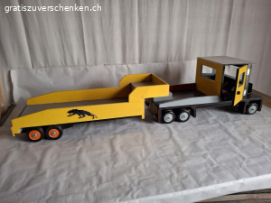 Zu Verschenken. Lkw aus Holz, eigenanfertigung muss abgeholt werden.  Sozialbedürftige werden bevorzugt.