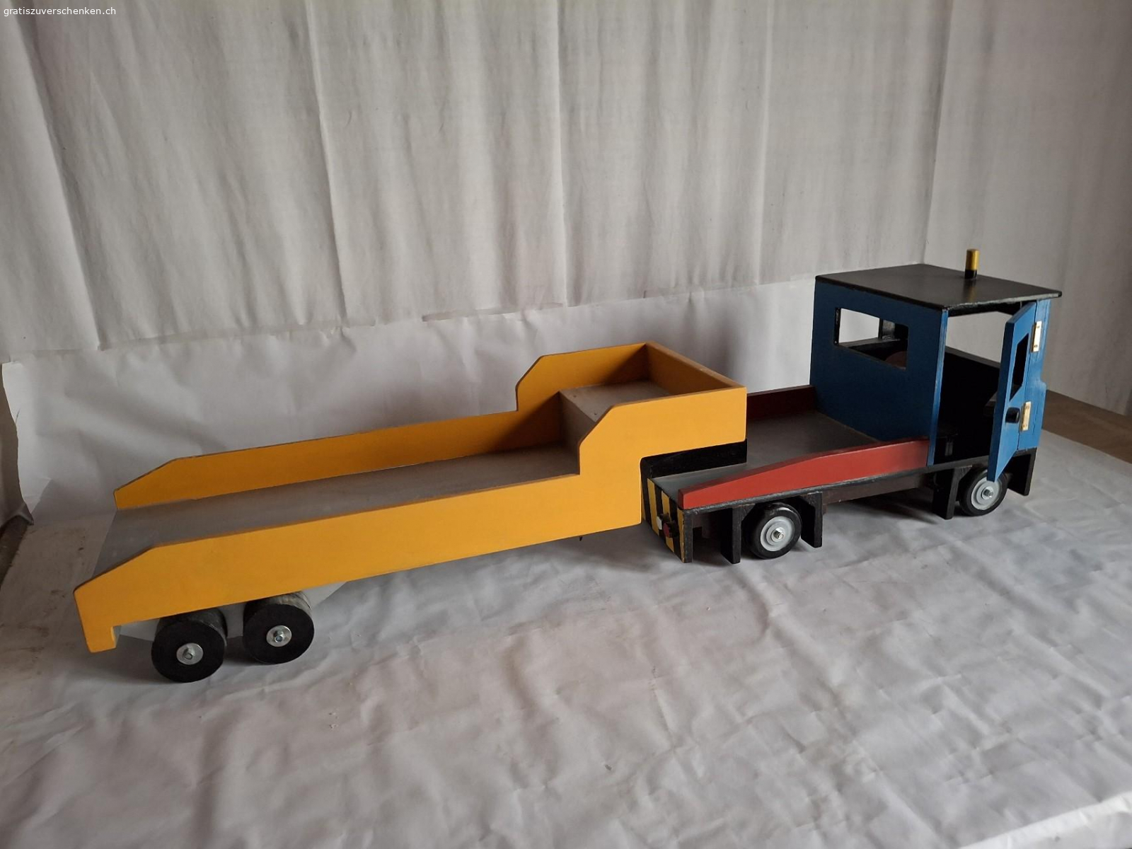 Zu Verschenken. Lkw aus Holz, eigenanfertigung muss abgeholt werden.  Sozialbedürftige werden bevorzugt.