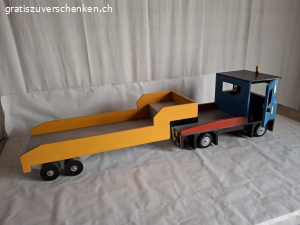 Zu Verschenken. Lkw aus Holz, eigenanfertigung muss abgeholt werden.  Sozialbedürftige werden bevorzugt.