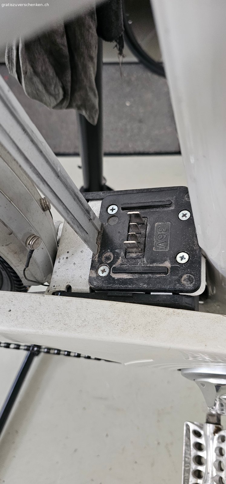 zu verschenken. Alters E-Bike zum abgeben da der Akku defekt ist und das man den Rest für andere Sachen kann benutzen kann.