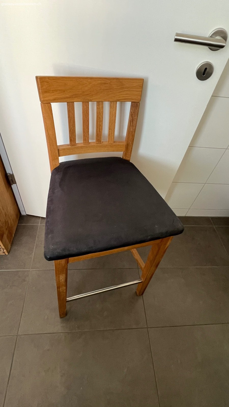 Zwei Barhocker. Müssen in Ebikon abgeholt werden. Bitte Anfragen mit Abholtermin (Datum & Uhrzeit) senden, danke!