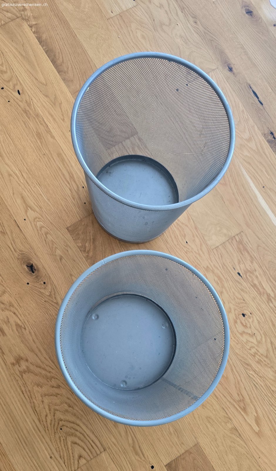 Zwei graue IKEA Metall-Papierkörbe zu verschenken. Zwei graue IKEA Metall-Papierkörbe zu verschenken, 35 cm hoch, 30 cm im Durchmesser, hellgrau, Gitter/Netz-Struktur. Gebraucht, intakt, voll funktionsfähig. Toll für jedes Büro oder Haushalt. Abzugeben, weil nicht mehr benötigt.