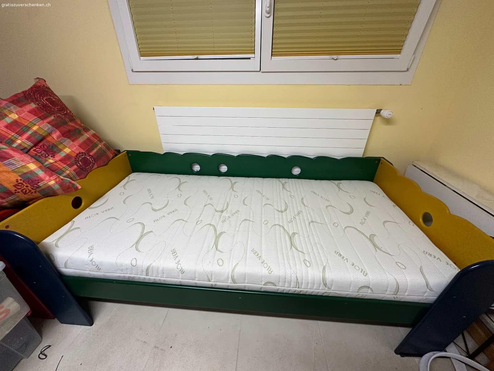 Zwei identische Kinder Massivholzbetten  mit 1 Bettschublade. Zwei Kinderbetten aus Massivholz, 90cm auf 200cm.
Die Betten sind aus verschieden farbigen ( grün/ gelb/ weiss/ rot/ blau) Holzelementen zusammengebaut.
Inklusiv 2 neuwertigen Matratzen.
Die Bettschublade ist unterteilt für Spielzeuge.