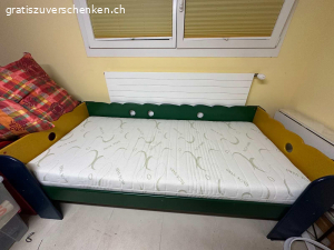 Zwei identische Kinder Massivholzbetten  mit 1 Bettschublade. Zwei Kinderbetten aus Massivholz, 90cm auf 200cm.
Die Betten sind aus verschieden farbigen ( grün/ gelb/ weiss/ rot/ blau) Holzelementen zusammengebaut.
Inklusiv 2 neuwertigen Matratzen.
Die Bettschublade ist unterteilt für Spielzeuge.