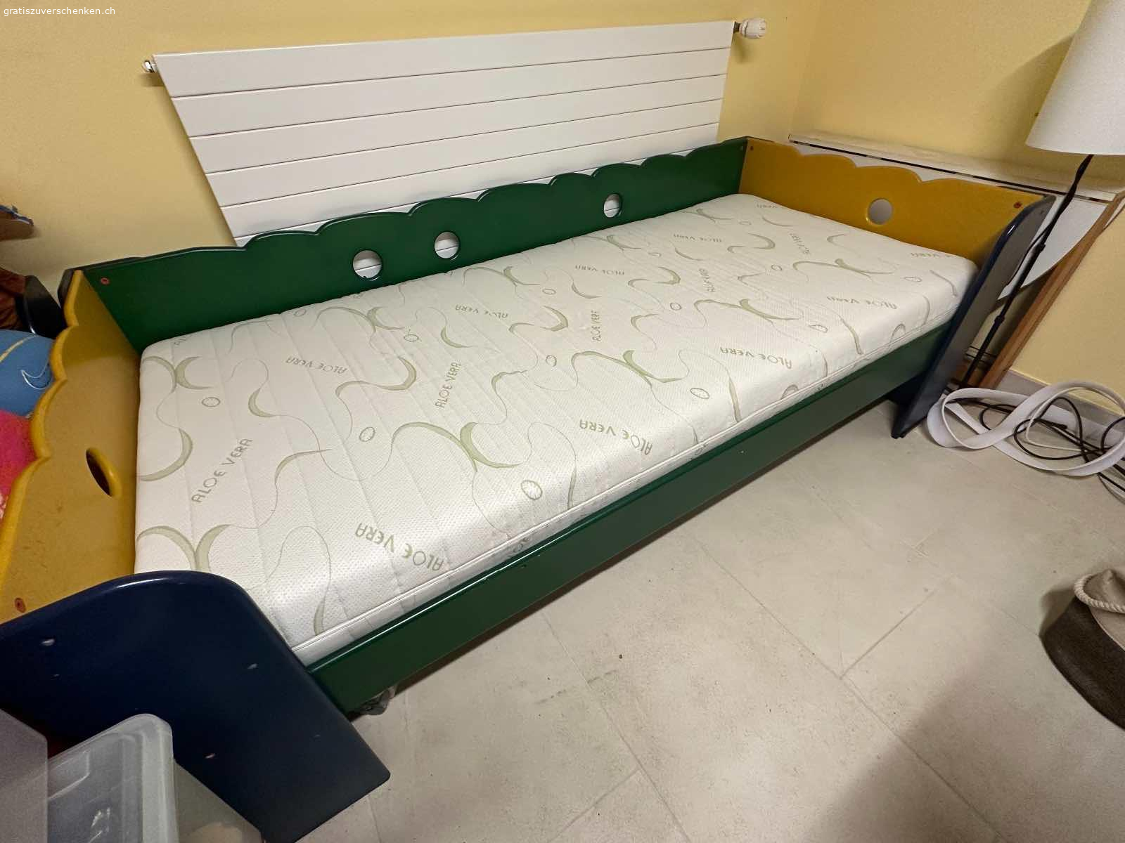 Zwei identische Kinder Massivholzbetten  mit 1 Bettschublade. Zwei Kinderbetten aus Massivholz, 90cm auf 200cm.
Die Betten sind aus verschieden farbigen ( grün/ gelb/ weiss/ rot/ blau) Holzelementen zusammengebaut.
Inklusiv 2 neuwertigen Matratzen.
Die Bettschublade ist unterteilt für Spielzeuge.