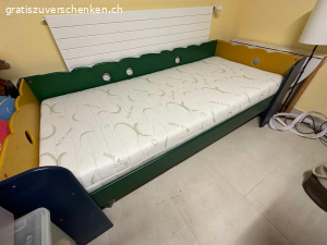 Zwei identische Kinder Massivholzbetten  mit 1 Bettschublade. Zwei Kinderbetten aus Massivholz, 90cm auf 200cm.
Die Betten sind aus verschieden farbigen ( grün/ gelb/ weiss/ rot/ blau) Holzelementen zusammengebaut.
Inklusiv 2 neuwertigen Matratzen.
Die Bettschublade ist unterteilt für Spielzeuge.