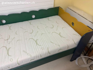 Zwei identische Kinder Massivholzbetten  mit 1 Bettschublade. Zwei Kinderbetten aus Massivholz, 90cm auf 200cm.
Die Betten sind aus verschieden farbigen ( grün/ gelb/ weiss/ rot/ blau) Holzelementen zusammengebaut.
Inklusiv 2 neuwertigen Matratzen.
Die Bettschublade ist unterteilt für Spielzeuge.